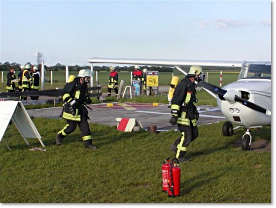 Foto: Feuerwehrbung am 15. Mai 2007