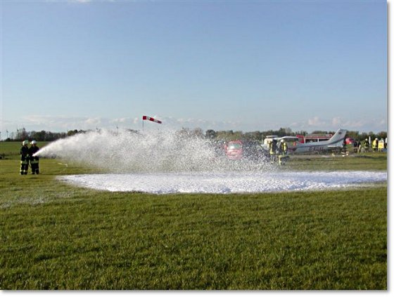 Foto: Feuerwehrbung am 15. Mai 2007