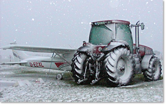 Foto: D-EDXL und Traktor im Herbststurm