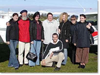 Foto: A-Capella Ensembles Cantabile Tilsit vor der Cessna auf dem
 Sonderlandeplatz Neujellingsdorf