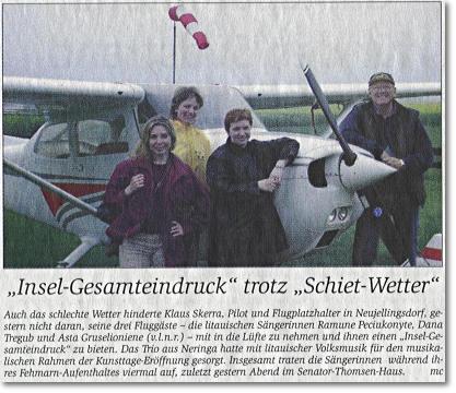 Bild: Fehmarnsches Tageblatt vom 4.5.2002: Das Flugzeug (Cessna), die Gste aus Litauen, Ramune Peciukonyte, Dana Tregub, Asta Gruselioniene und der Pilot Klaus Skerra